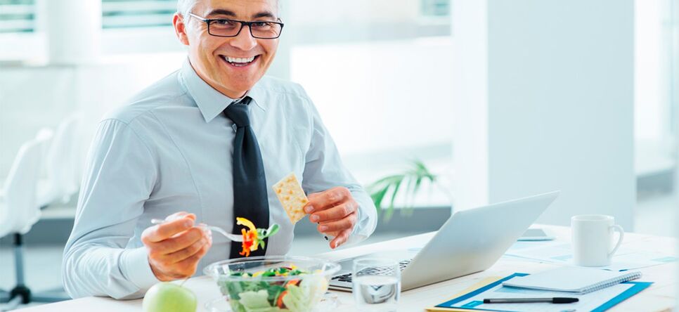 um homem em dieta com prostatite