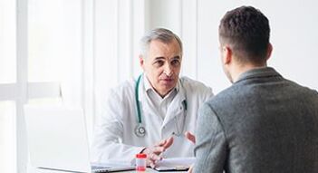 um homem em uma consulta de especialista