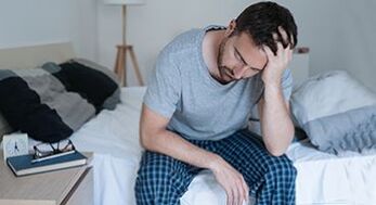 um homem tem problemas de próstata