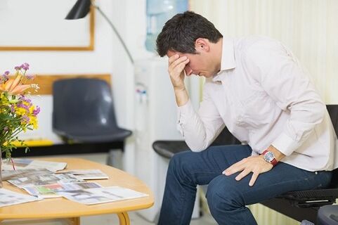 o homem pensou no tratamento da prostatite com remédios