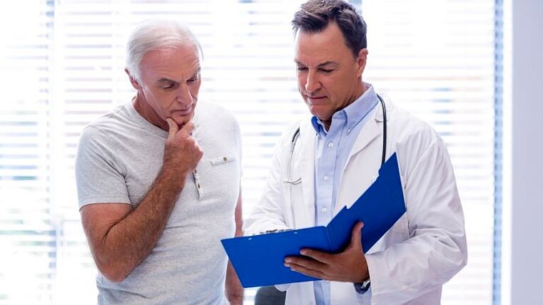 médico prescreve tratamento para prostatite